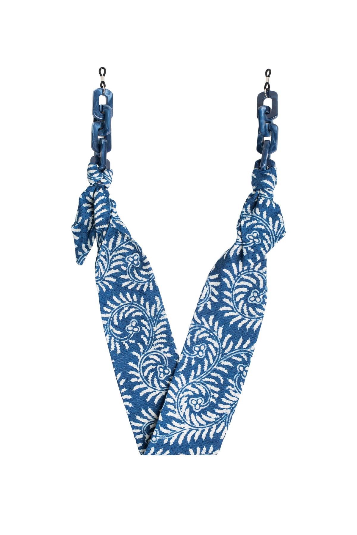 Rantai kacamata Maison Mata Maha Indigo Fern dari katun batik yang dicelup di Jawa, dirakit di Bali, tampak tergantung