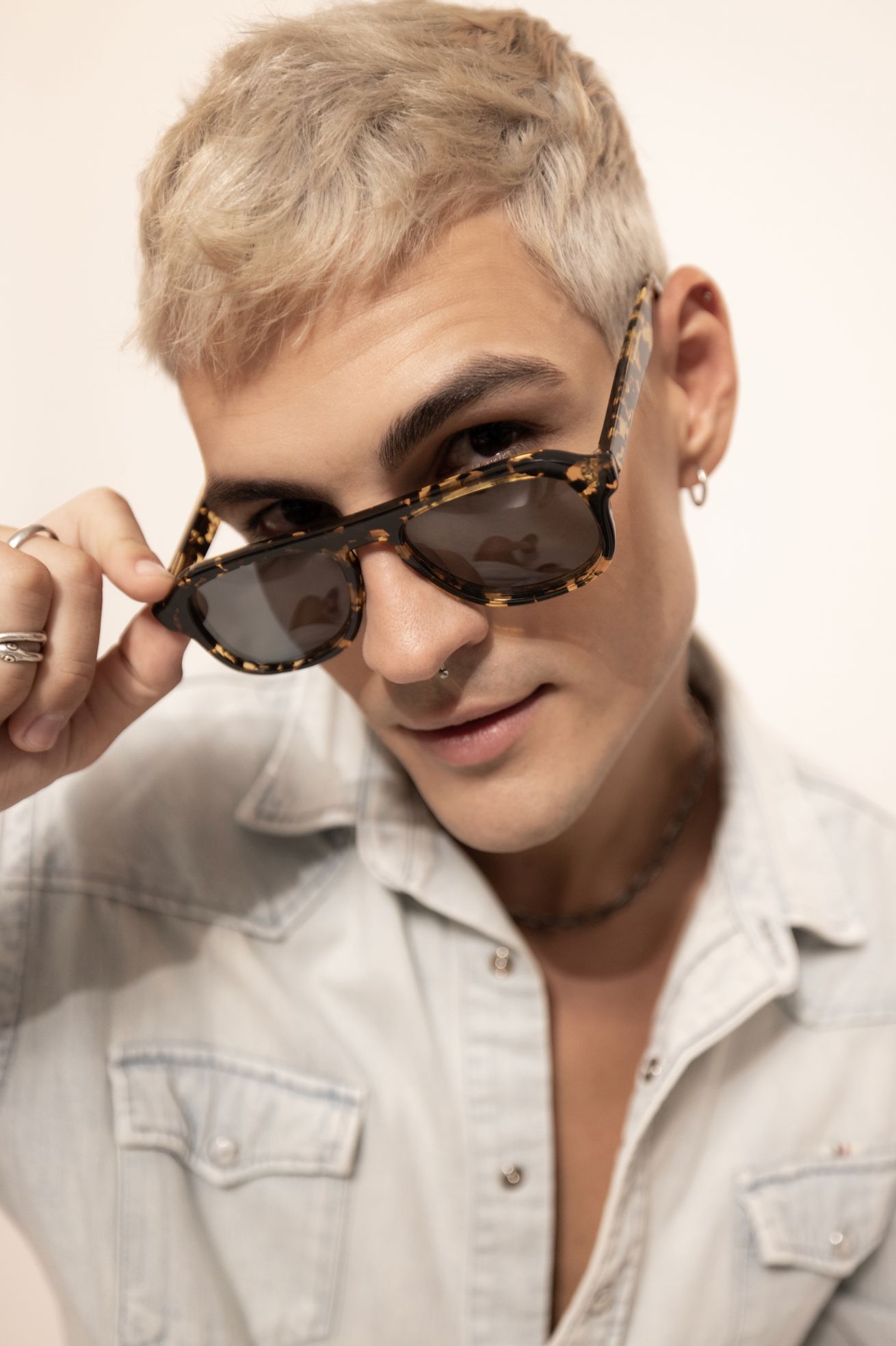 Lunettes de soleil en acétate polarized fait main, portées par un homme à Canggu. Conseillées par nos opticiens.