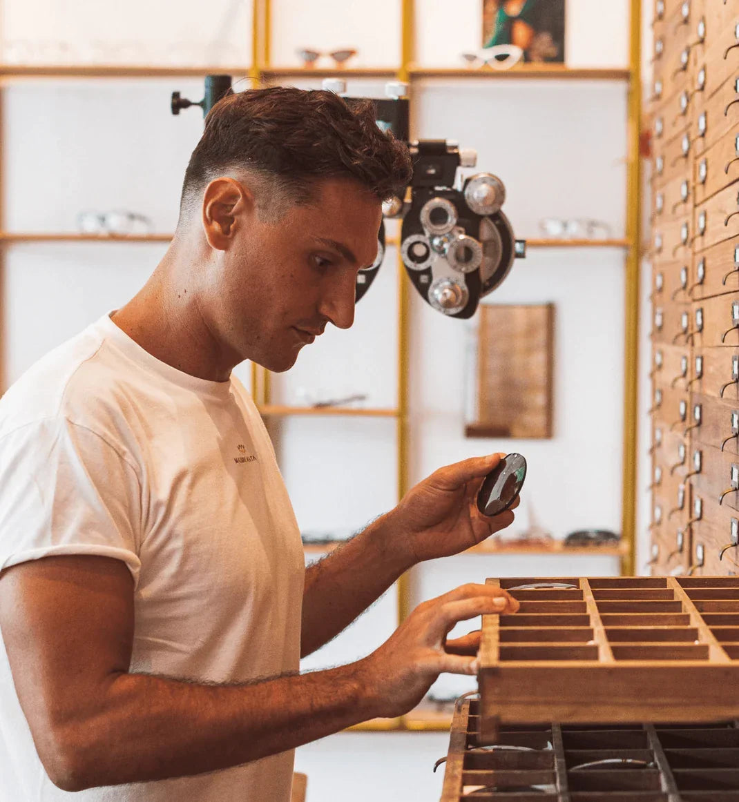 Artesano de Maison Mata dando forma a mano a una montura de acetato en el taller de Canggu, en Bali