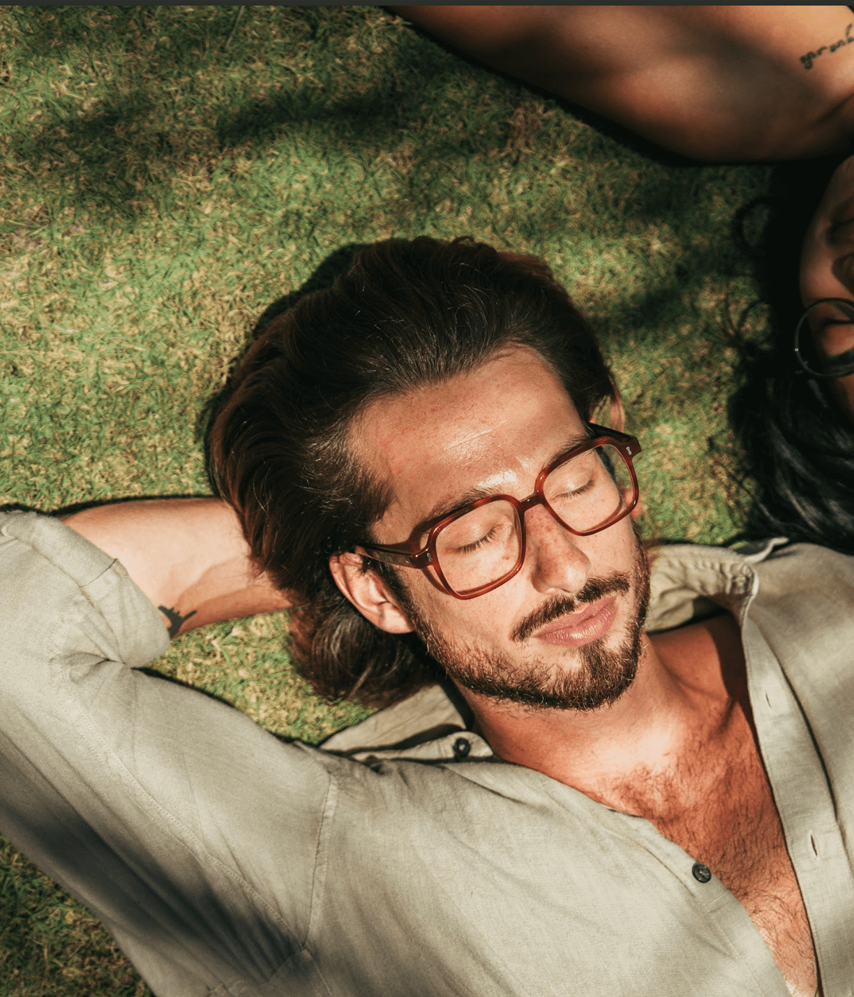 man wearing optical glasses blue light lenses – Gili Escape – Maison Mata