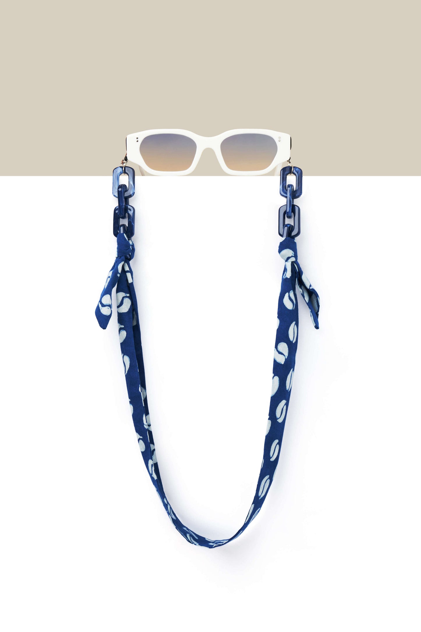 Eyewear chain in shibori batik, handmade accessory from Java for unique Maison Mata styling.