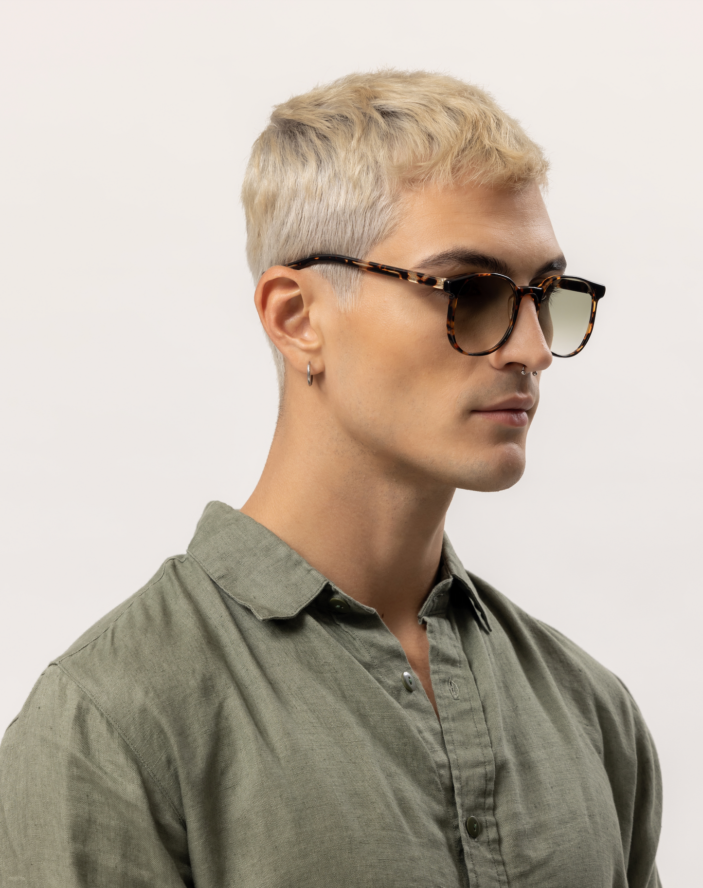 Kacamata hitam polarized yang dibuat dengan tangan, dikenakan oleh pria di studio Bali. Disempurnakan oleh optisi Maison Mata untuk kejernihan premium.