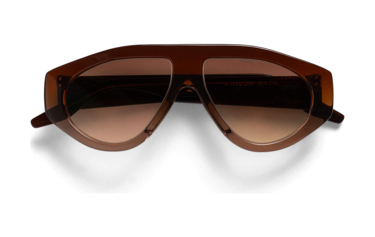 Maison Mata translucent brown acetate shield sunglasses, three-quarter view with brown gradient lenses — lunettes de soleil masque acétate brun vue trois-quarts — kacamata shield asetat cokelat tampak tiga perempat — gafas máscara marrón vista tres cuartos — Bali handmade eyewear