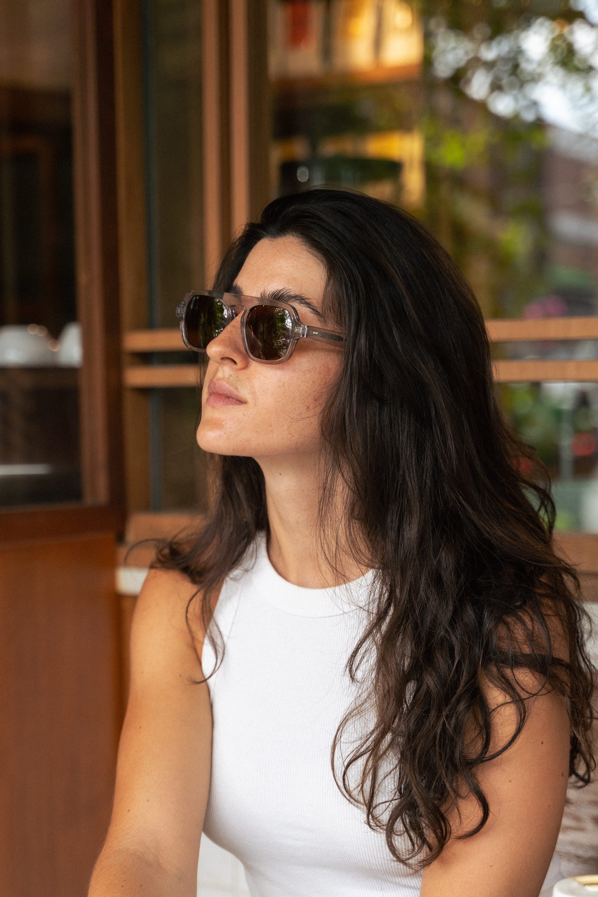 منظر جانبي لنظارة Luxe Co. Silver الشمسية أفياتور بإطار شفاف وعدسات متدرجة بنية، مصنوعة في بالي.