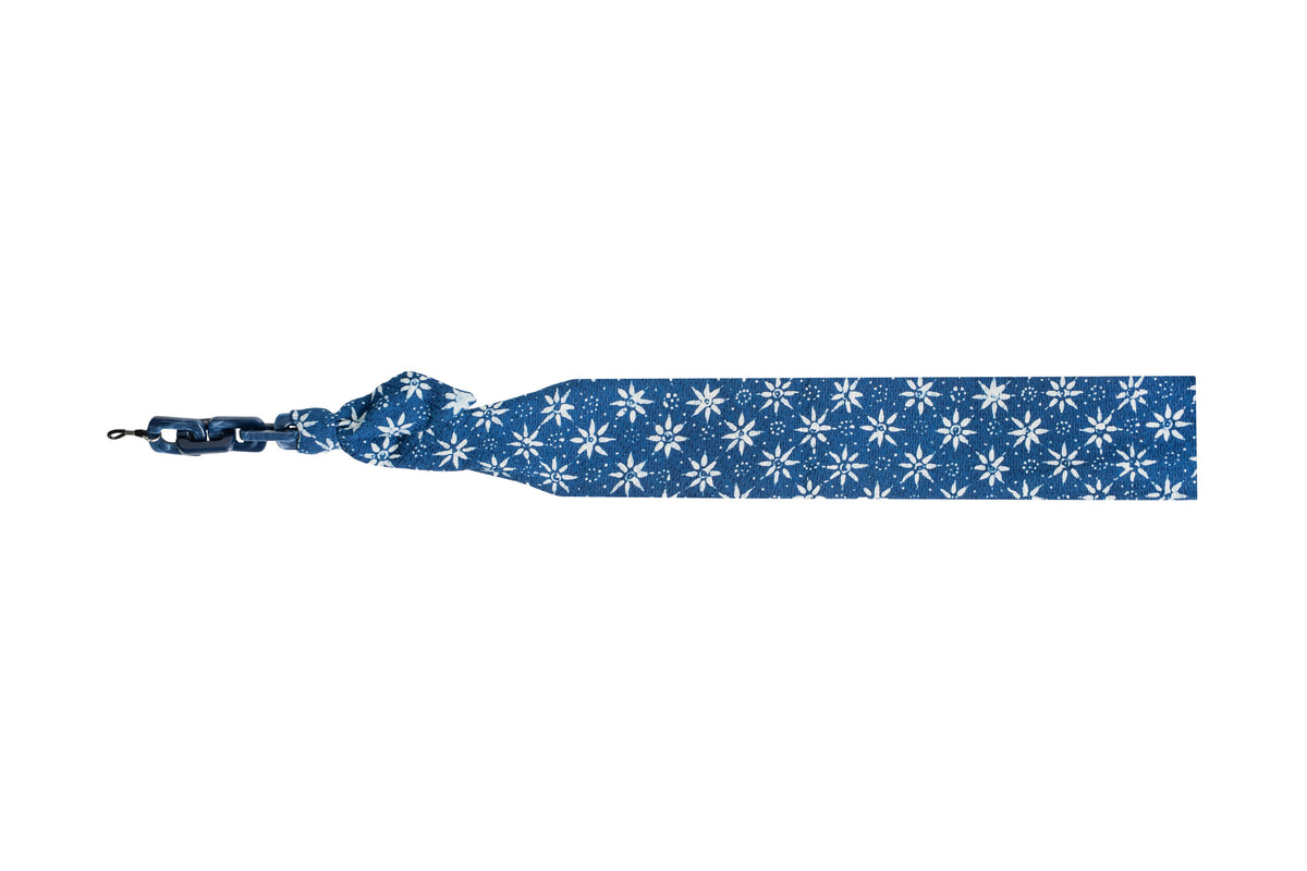 Rantai cermin mata Maison Mata Maha Indigo Daisy daripada kapas batik yang dicelup di Jawa, dipasang di Bali, pandangan rata