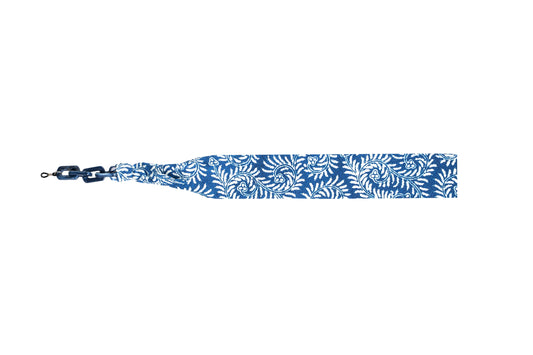 Rantai kacamata Maison Mata Maha Indigo Fern dari katun batik yang dicelup di Jawa, dirakit di Bali, tampak mendatar