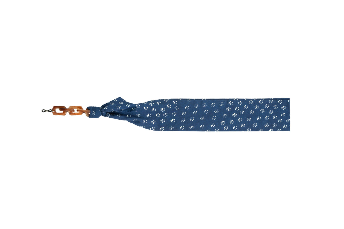 Brillenkette Maha Indigo Meadow von Maison Mata aus Batikbaumwolle, auf Java gefärbt und auf Bali montiert, flach liegend