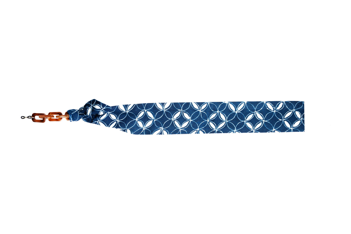 Rantai cermin mata Maison Mata Maha Indigo Mosaic daripada kapas batik yang dicelup di Jawa, dipasang di Bali, pandangan rata