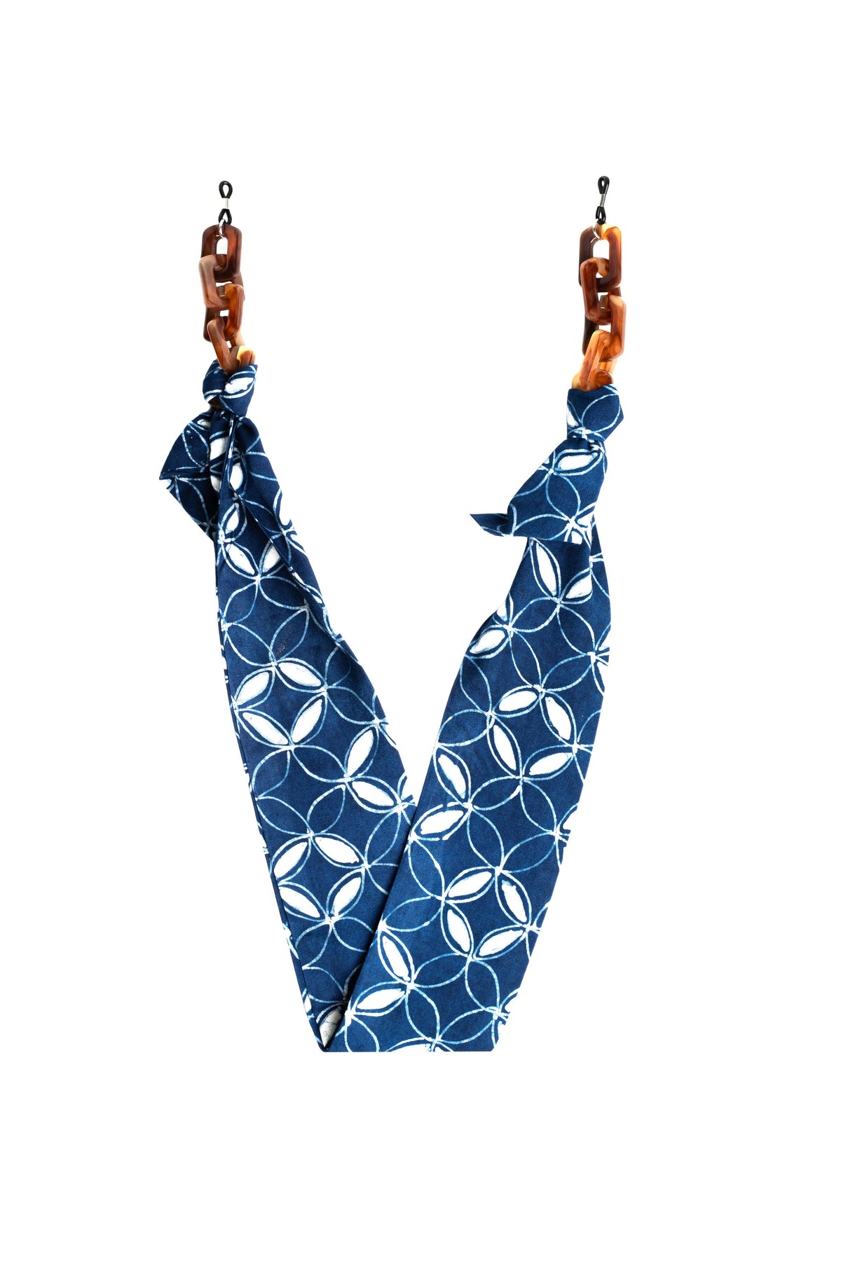 Rantai cermin mata Maison Mata Maha Indigo Mosaic daripada kapas batik yang dicelup di Jawa, dipasang di Bali, pandangan tergantung