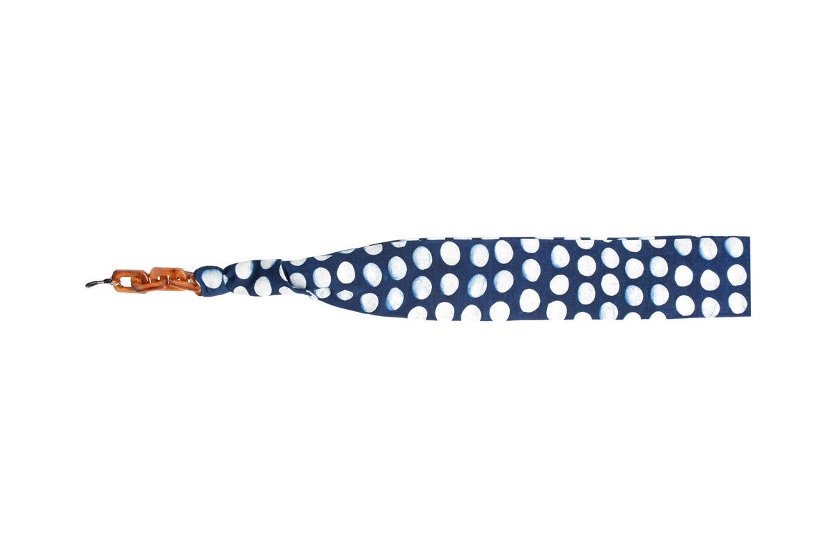 Rantai kacamata Maison Mata Maha Indigo Polka dari katun batik yang dicelup di Jawa, dirakit di Bali, tampak mendatar