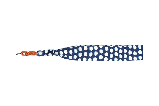 Rantai kacamata Maison Mata Maha Indigo Polka dari katun batik yang dicelup di Jawa, dirakit di Bali, tampak mendatar