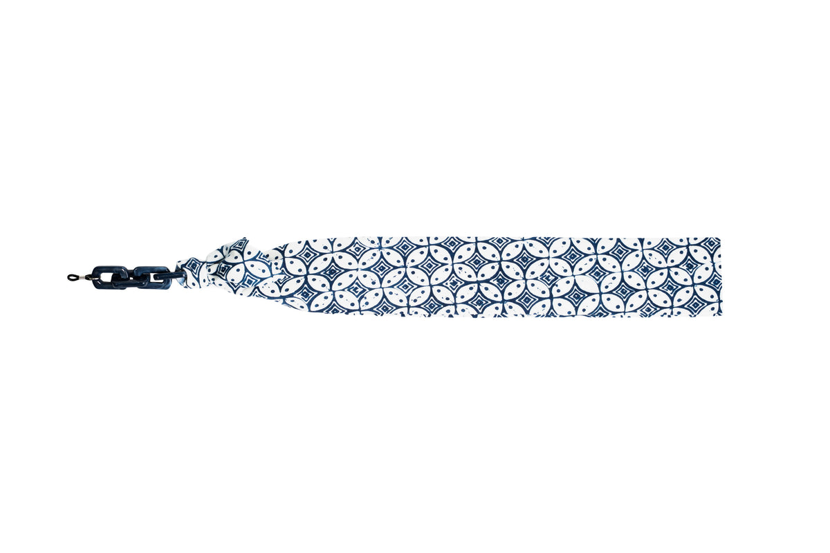 자바에서 염색한 바틱 코튼 Maison Mata Maha Indigo Tile 안경 체인, 발리에서 조립, 펼쳐 놓은 모습