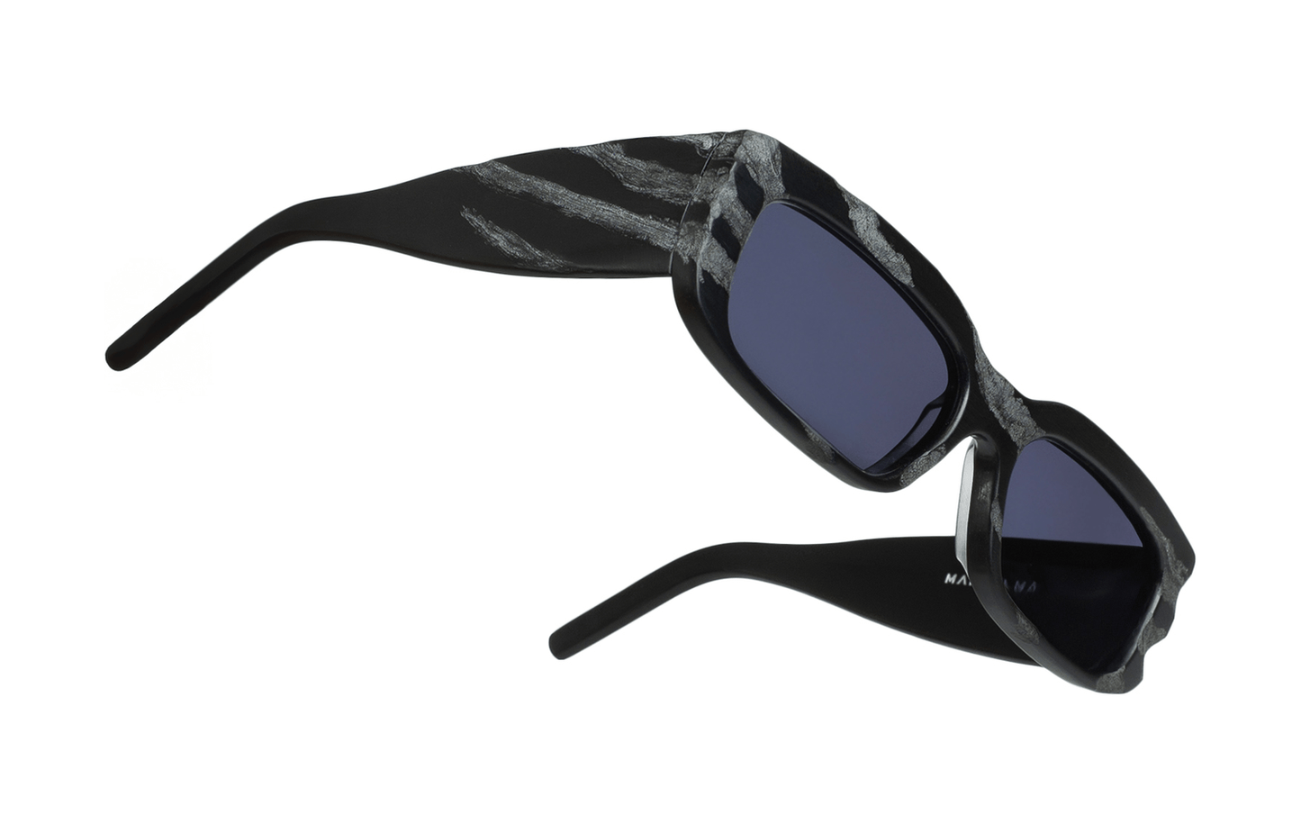 Maison Mata granite marbled acetate rectangular sunglasses, three-quarter view with blue lenses — lunettes de soleil acétate marbré granit vue trois-quarts verres bleus — kacamata asetat marmer granit tampak tiga perempat — gafas jaspeadas granito vista tres cuartos — Bali handmade eyewear