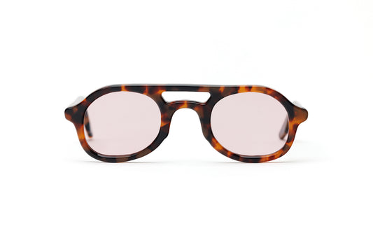 Sunglasses aviator polarized sunglasses for men fitted by opticians in Canggu in Bali for strong sun protection.