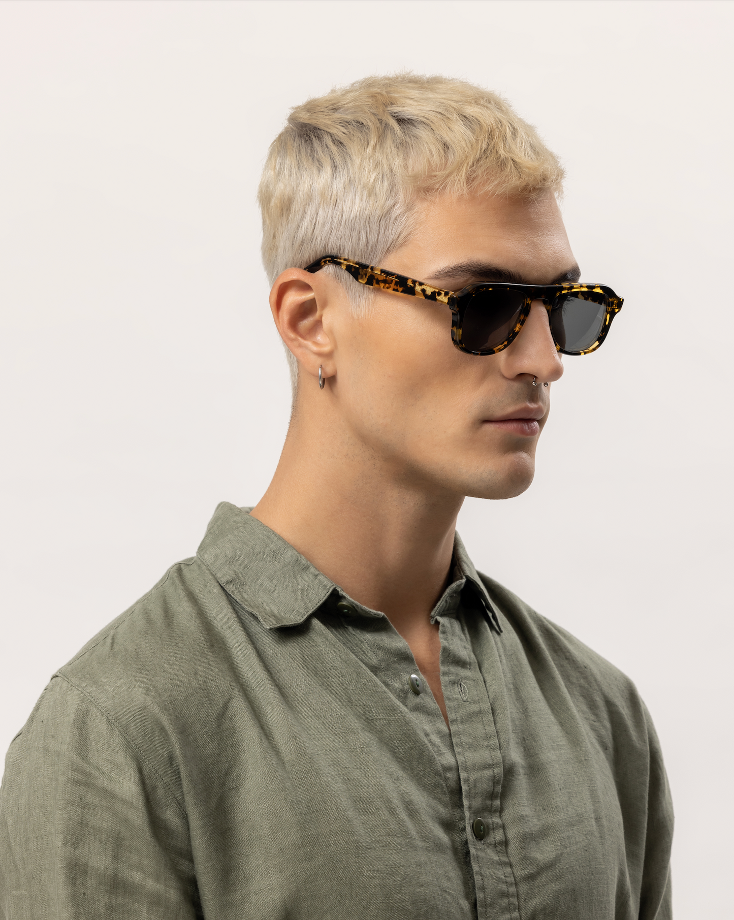 Lunettes de soleil polarized fait main pour homme à la plage.