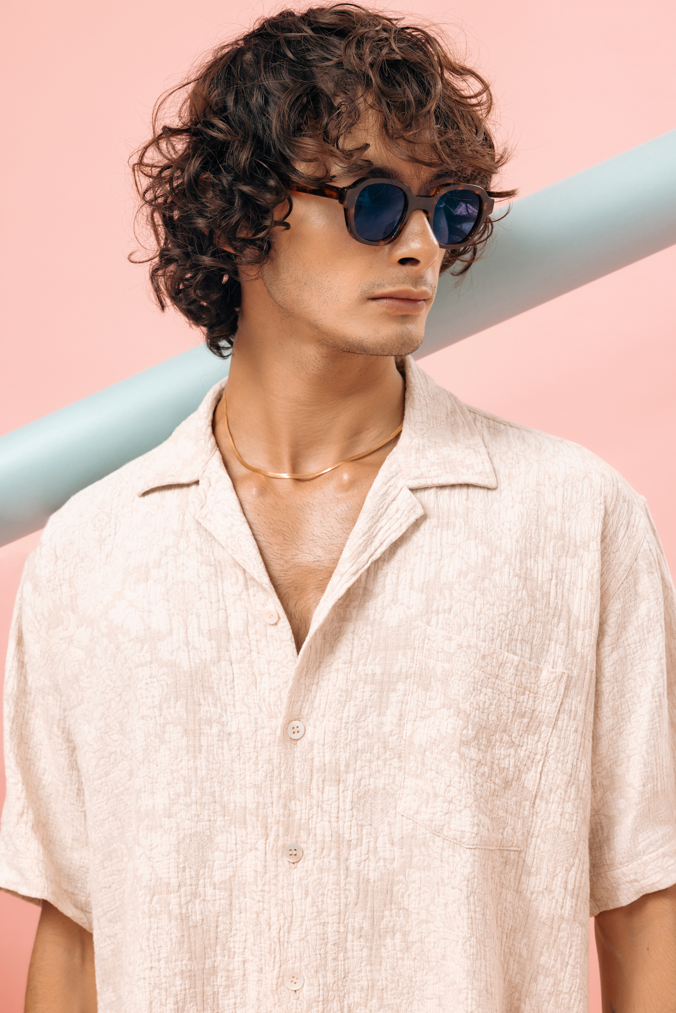 Процесс ручного изготовления очек в мастерской Maison Mata Чангу Бали. Консультация наших оптиков.