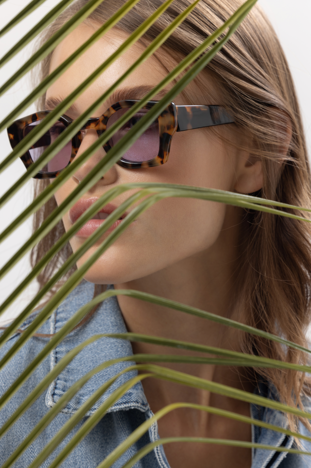 Women’s dark tortoise sunglasses showcased with an acetate eyewear chain in Seminyak in Bali, adjusted by professional optometrists.