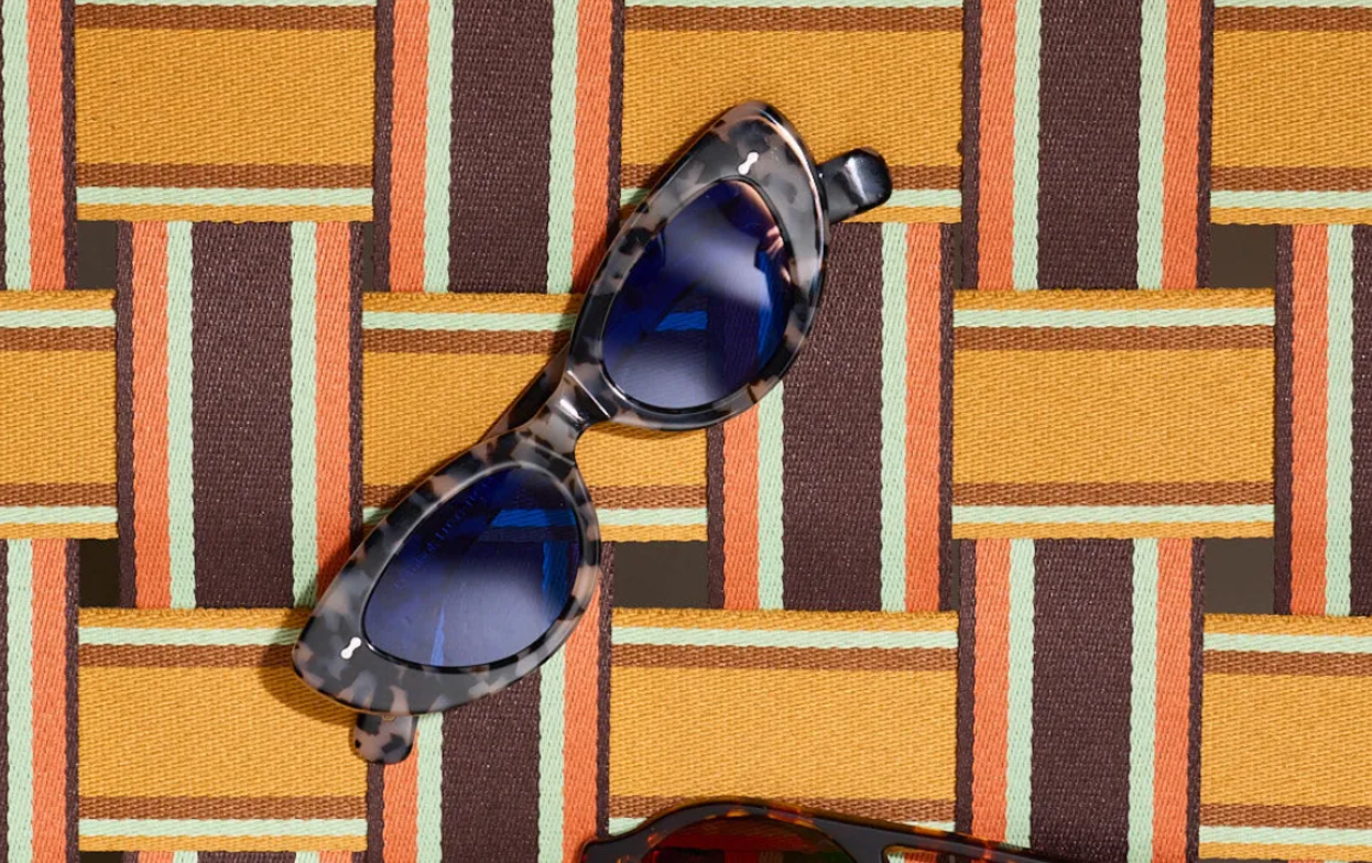 Kacamata hitam asetat marble polarized dengan lensa biru terlihat pada wanita di Seminyak Bali, dipasang oleh optisi Maison Mata.